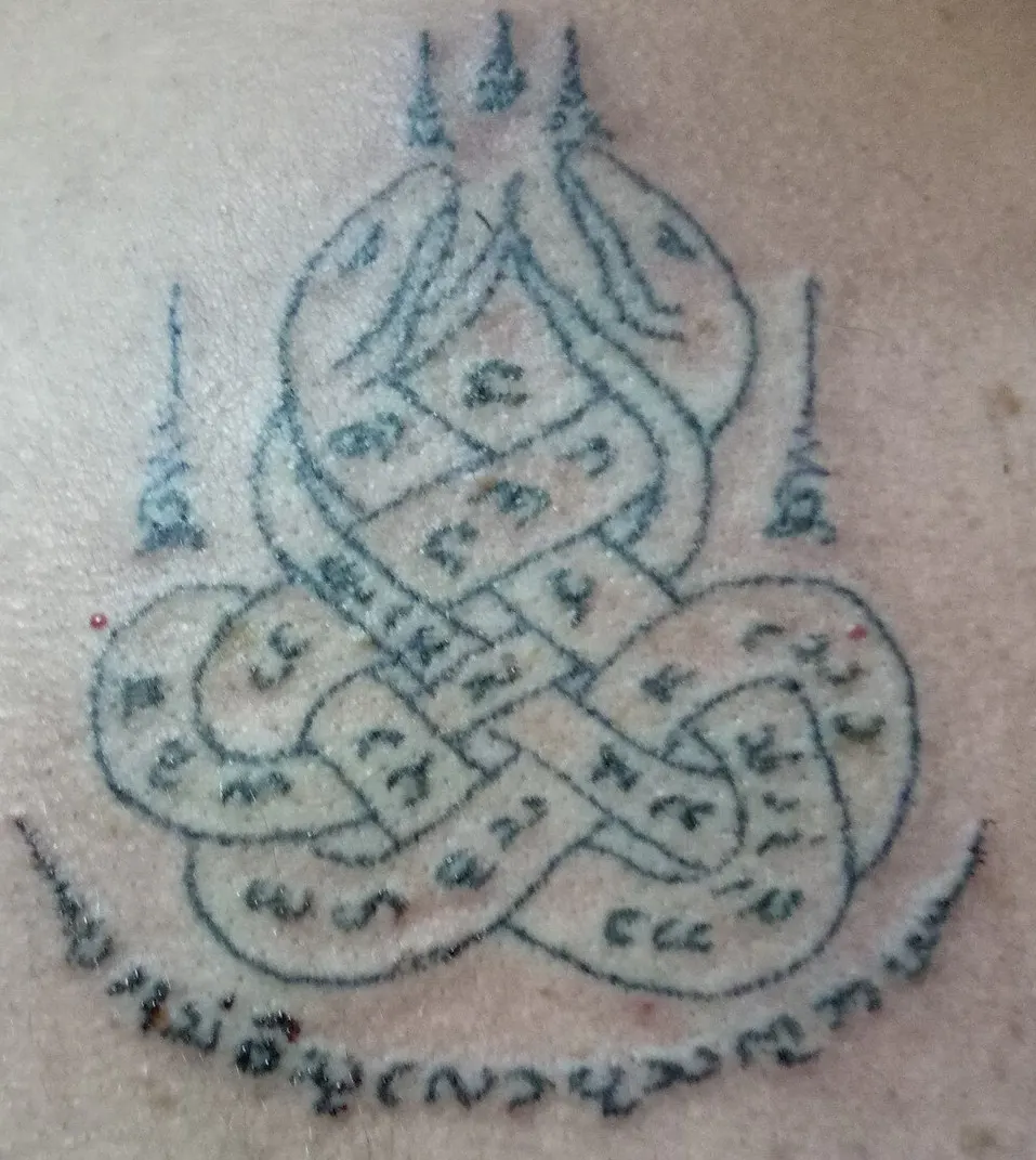Interlocking knotted Yant design with Pali script